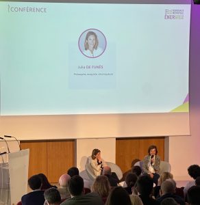 2 femmes parlent lors d'une conférence face à un public. Elles sont sur scène avec un micro et assises.